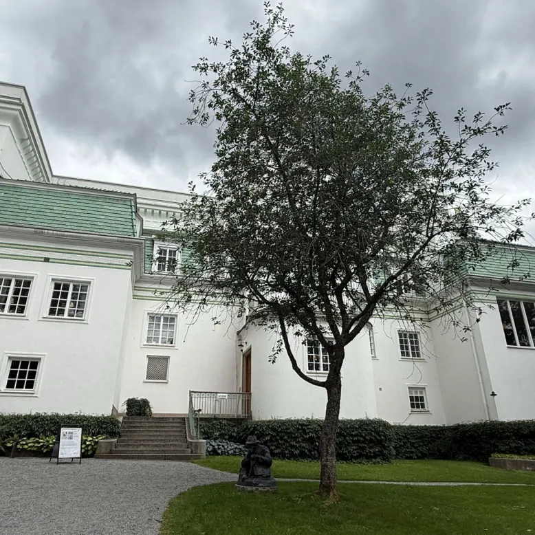 The Thiel Gallery