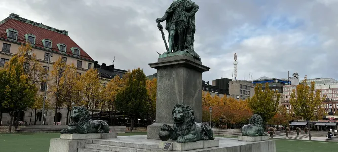 Karl XIII Statue